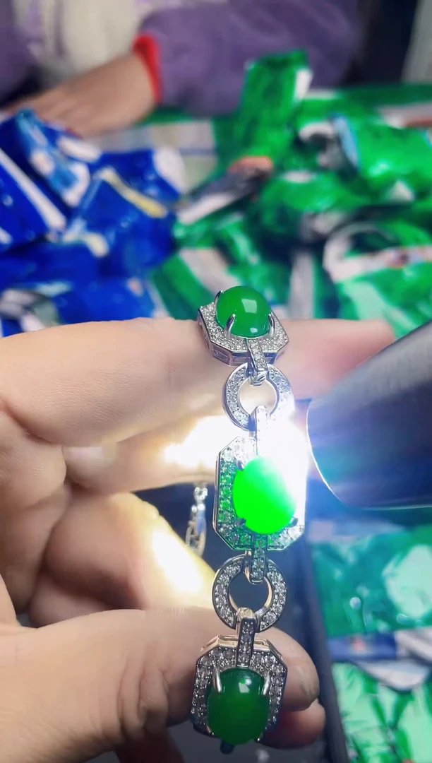 强子收货--所见即所得--多样性发货--绿色蛋面手串