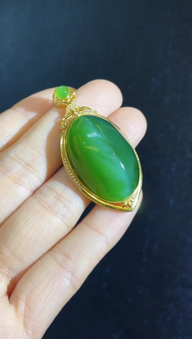 吊坠(赠链)18K金镶嵌和田玉多样性发一