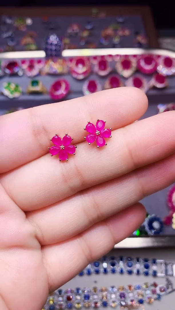 银S925镶嵌耳饰红宝石....