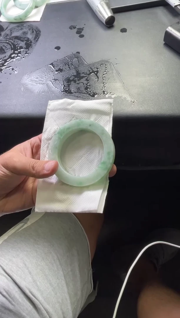 定制翡翠手镯未镶嵌释*定制手镯一件