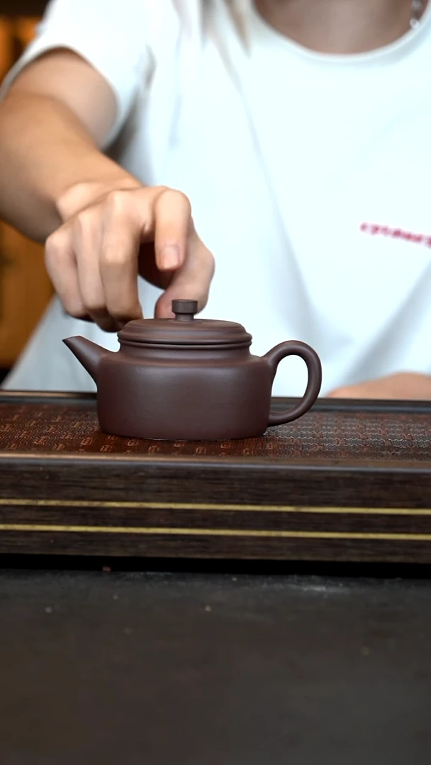 茶壶紫砂    MB     老紫泥        剑流德钟    200cc