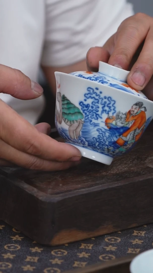 青花加彩人物两才盖碗