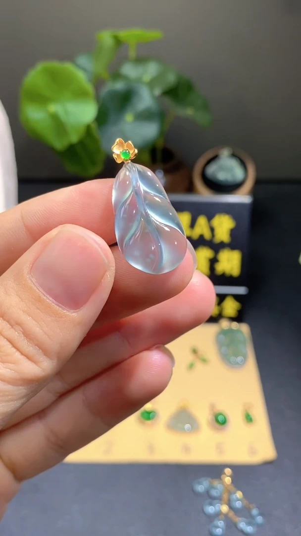 颈饰18K金镶嵌翡翠翡翠A货