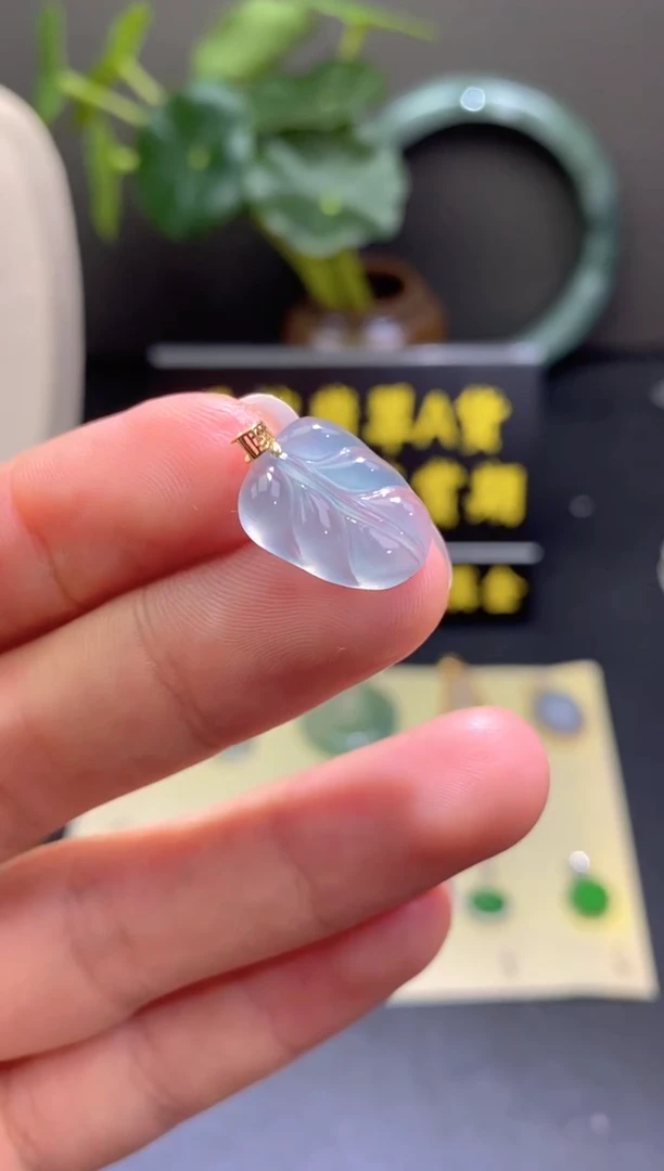 翡翠18K金镶嵌颈饰翡翠吊坠