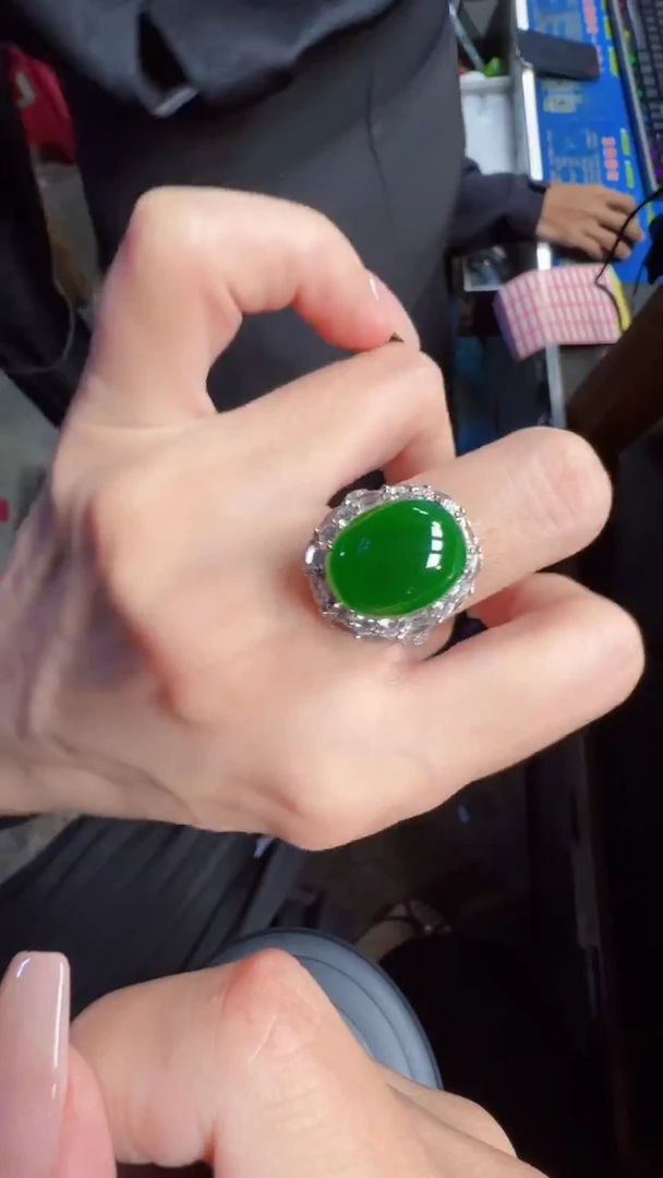 未镶嵌定制翡翠翡翠A货有轻微色差属于正常现象，戒指多样性发货1