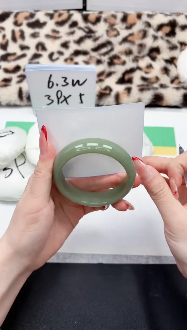 【闪购商品】石英质玉手镯未镶嵌300-57.6