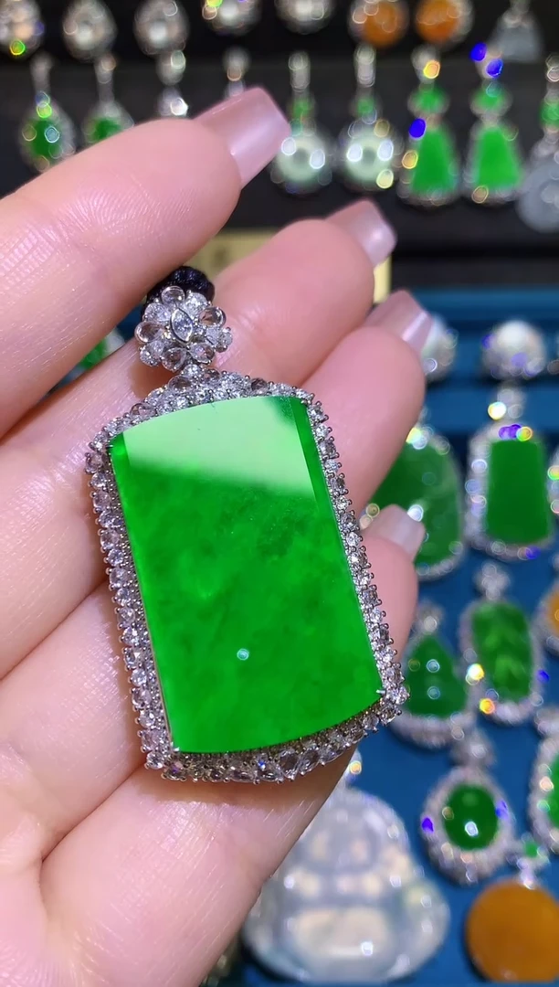 翡翠18K金镶嵌颈饰高冰满绿金丝绿无事牌一刀切毛衣链