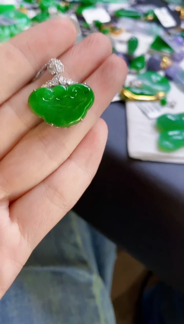 翡翠18K金镶嵌颈饰如意