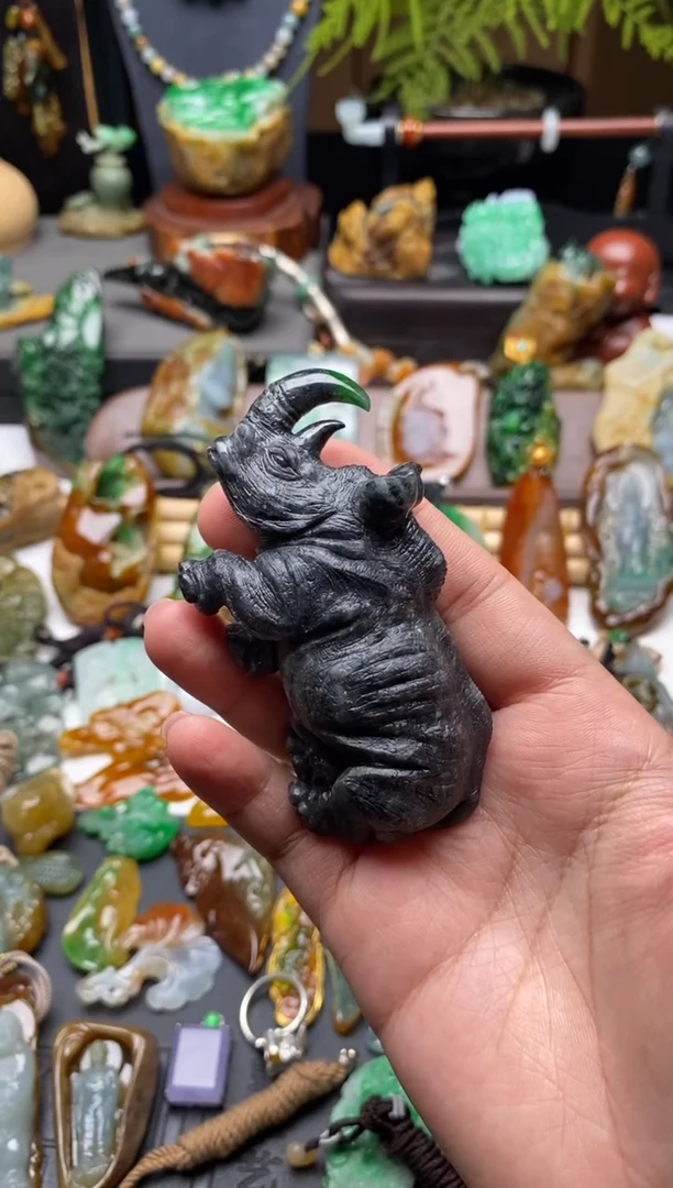 颈饰未镶嵌翡翠犀牛