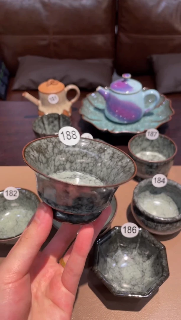 188窑承龙泉青瓷大龙纹马蹄杯