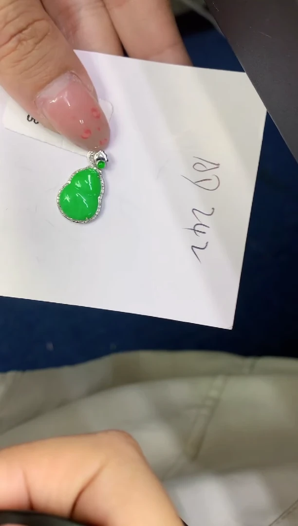 翡翠18K金镶嵌颈饰缅甸天然翡翠A货