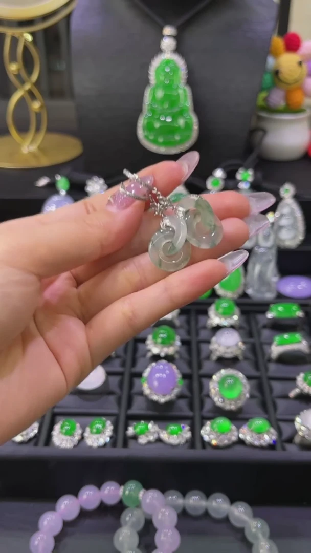 颈饰18K金镶嵌翡翠耳坠