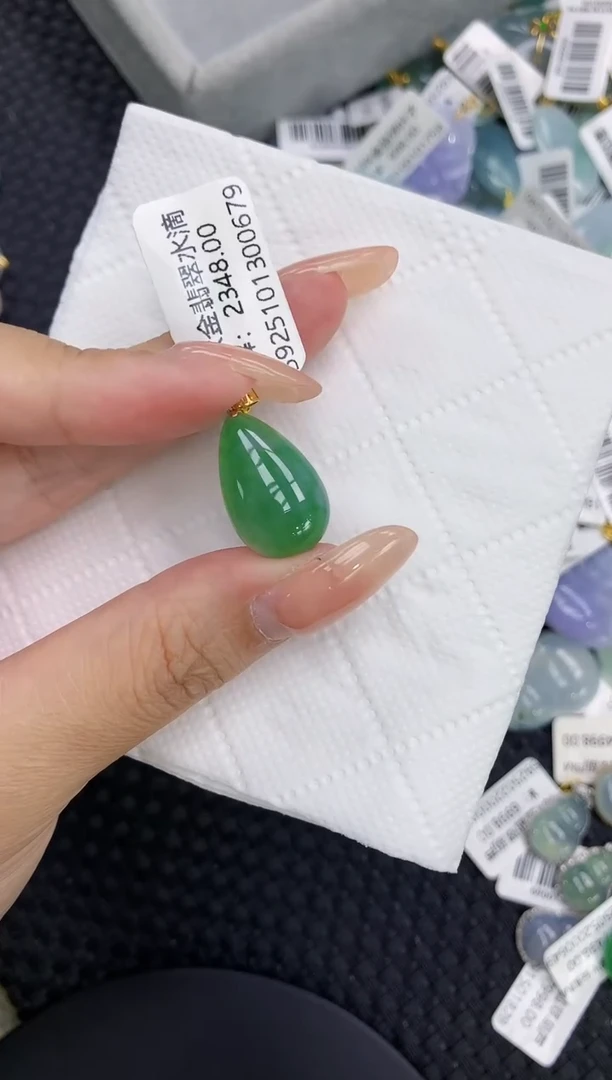 颈饰18K金镶嵌翡翠11111111111