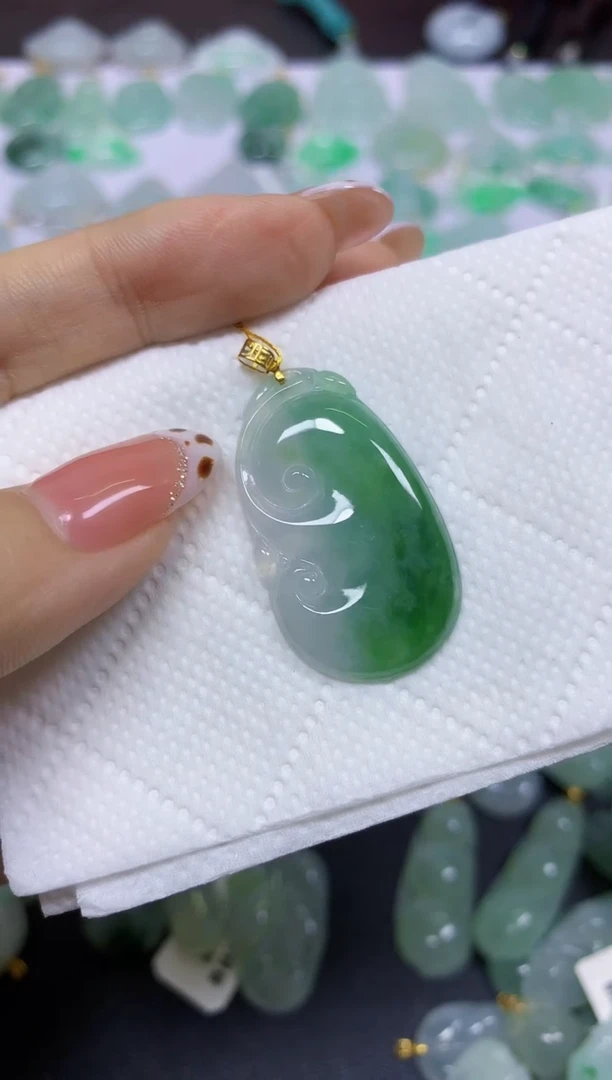 颈饰18K金镶嵌翡翠 天然翡翠A货