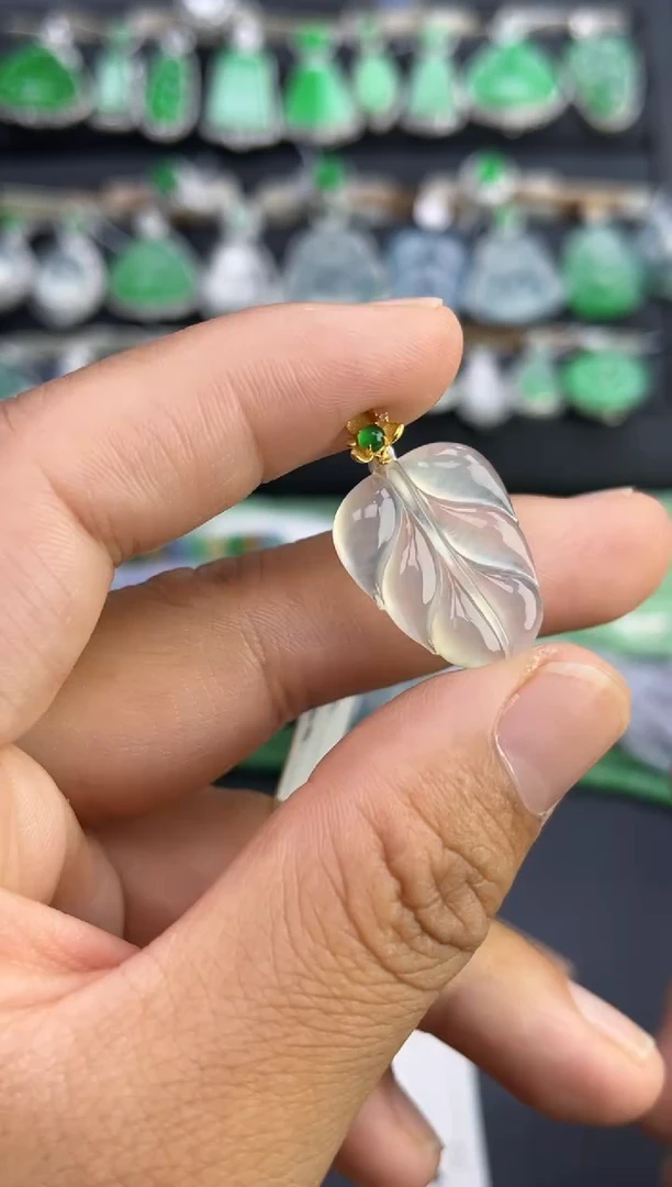 翡翠18K金镶嵌吊坠(不含链)多人