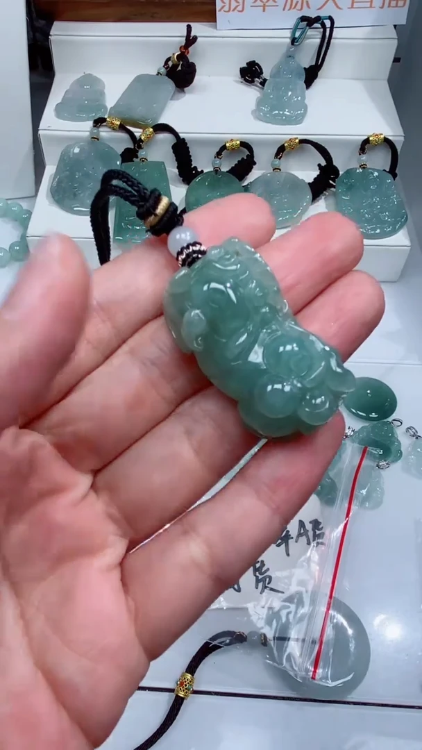 颈饰未镶嵌翡翠吊坠