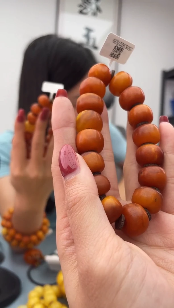 未镶嵌蜜蜡珠宝奇石假一罚十，032.15微瑕发一件