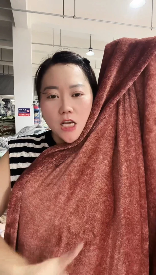 混纺主播手上拿的产品