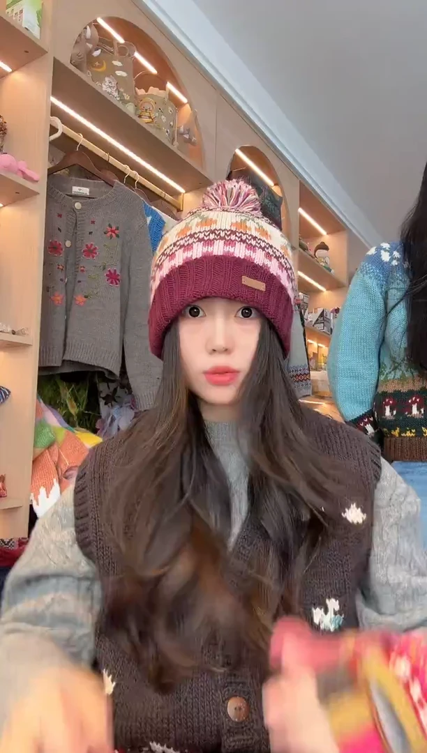 羊毛紫色翻边樱桃帽