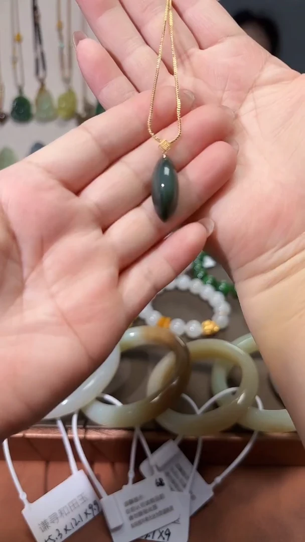 颈饰18K金镶嵌和田玉（碧玉）1