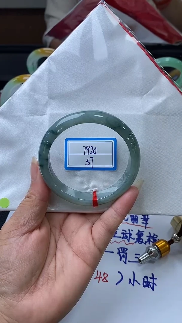 翡翠手镯未镶嵌13