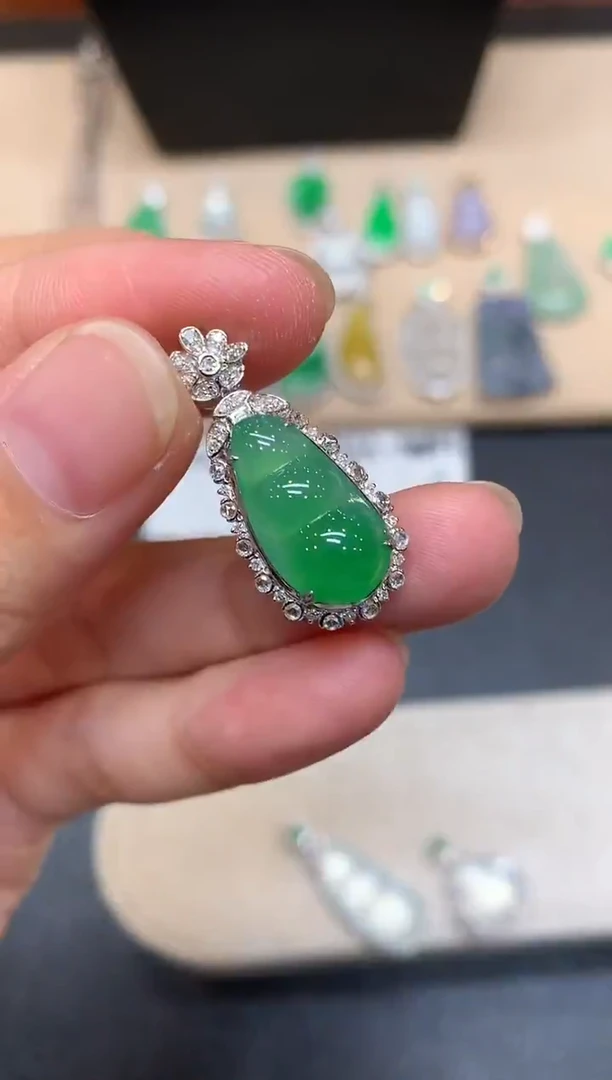 颈饰18K金镶嵌翡翠福豆【无服务费