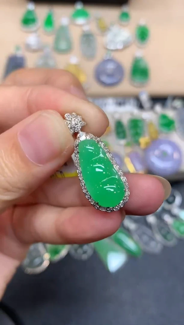 颈饰18K金镶嵌翡翠福豆【无服务费