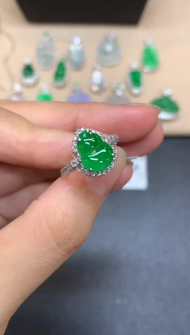 18K金镶嵌戒指翡翠葫芦【无服务费