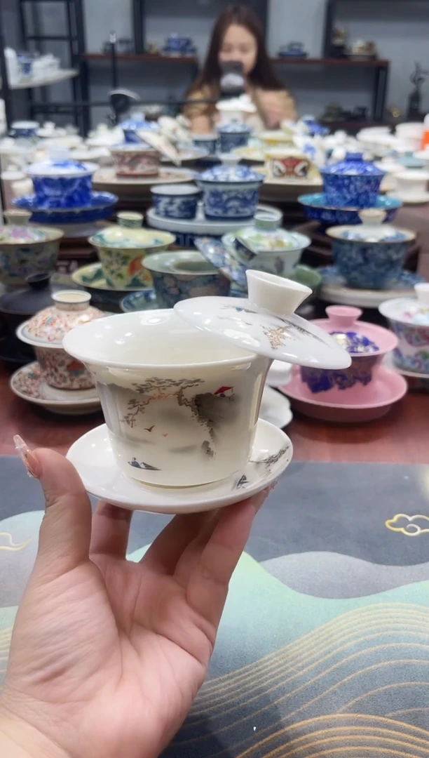 中号马蹄迎客松悬停盖碗