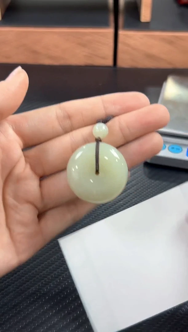 吊坠(赠链)未镶嵌和田玉且末微色差迪克兰二细mM