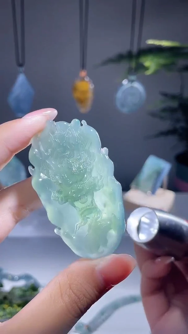 颈饰未镶嵌翡翠龙牌