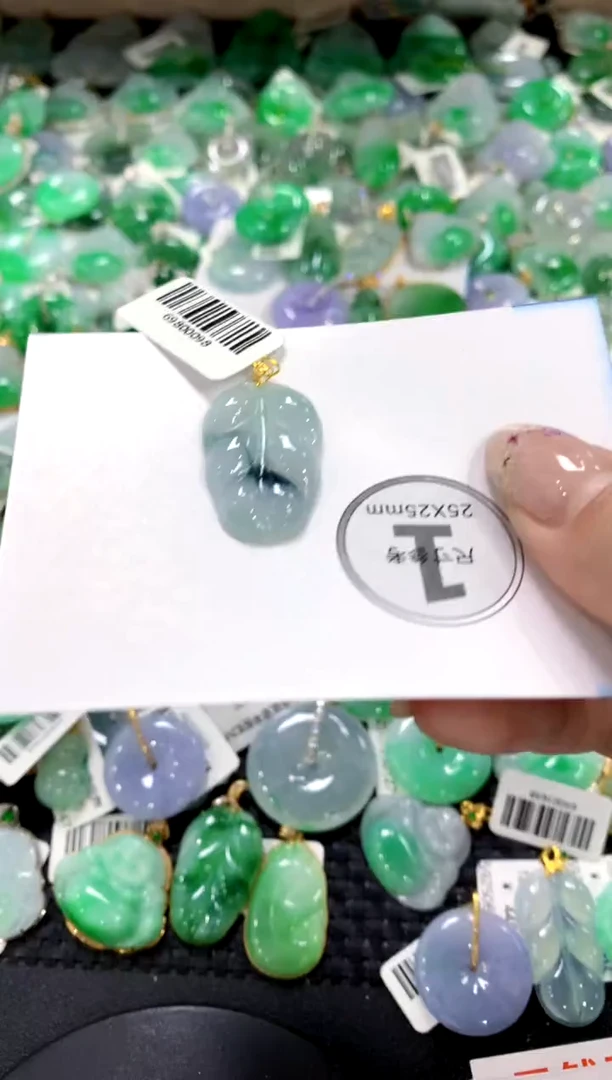 翡翠18K金镶嵌颈饰1111111111111111