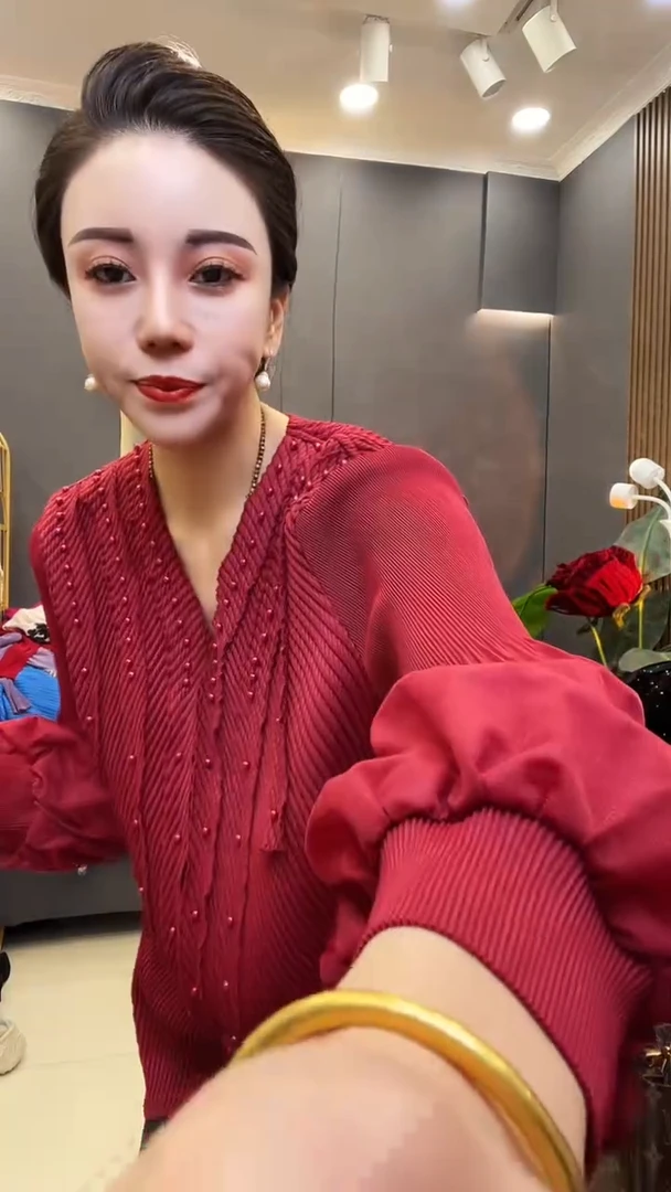 聚酯纤维（涤纶）红色珠珠衫