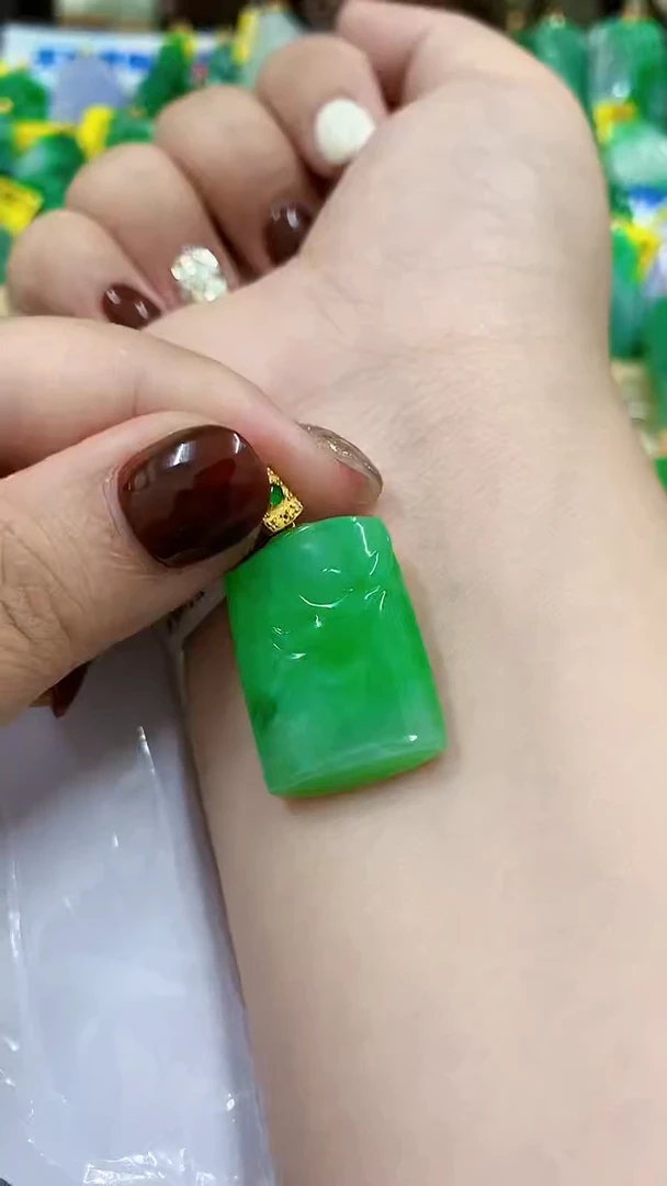 翡翠18K金镶嵌颈饰挂件