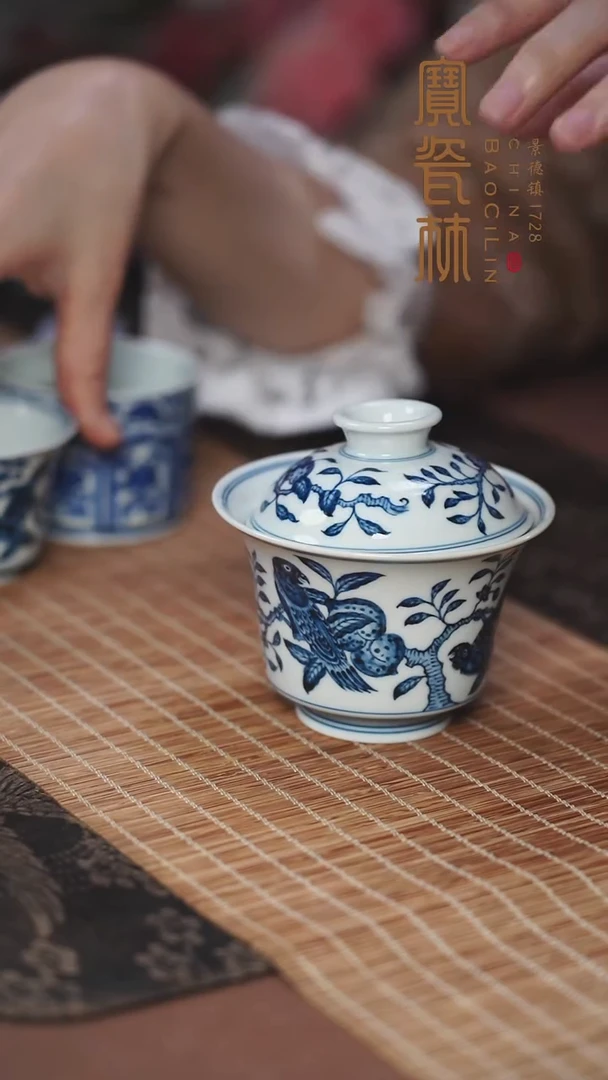 青花鹦鹉寿桃纹盖碗