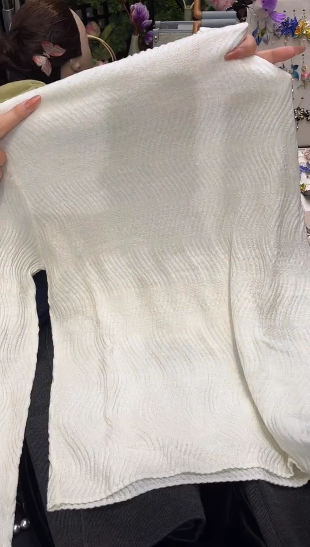 织绣蓝**吋m白色毛衣