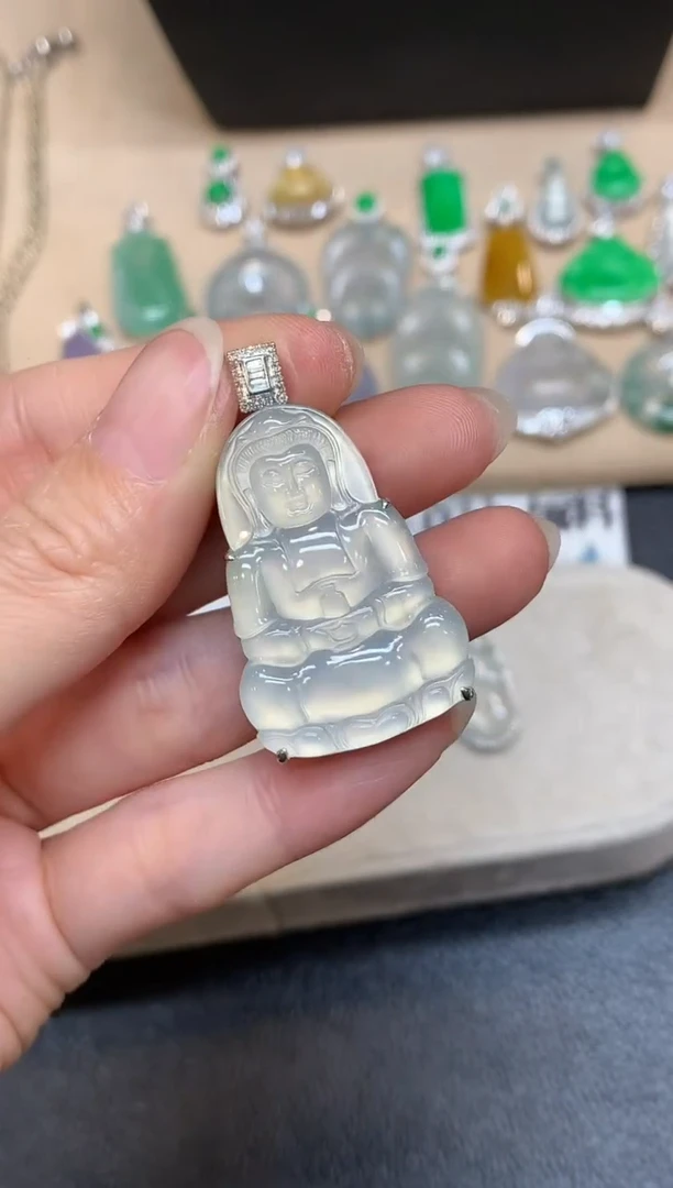 颈饰18K金镶嵌翡翠观音【无服务费