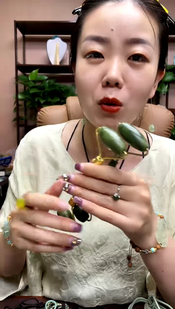 岫玉未镶嵌吊坠多样性发货发其中之一