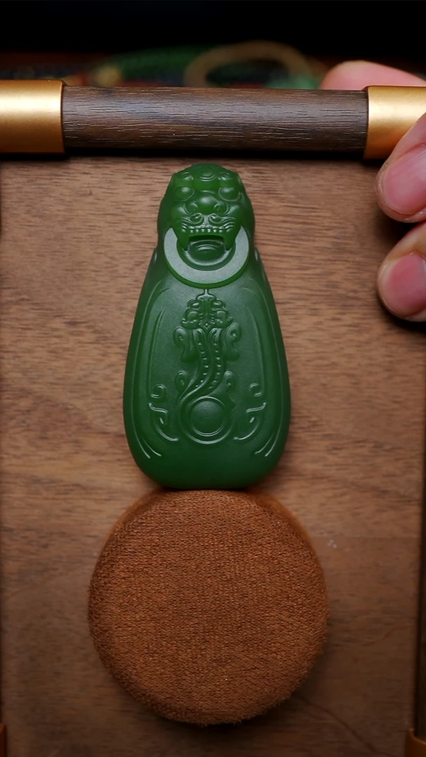 吊坠(不含链)未镶嵌和田玉（碧玉）上**鸿碧玉守护牌