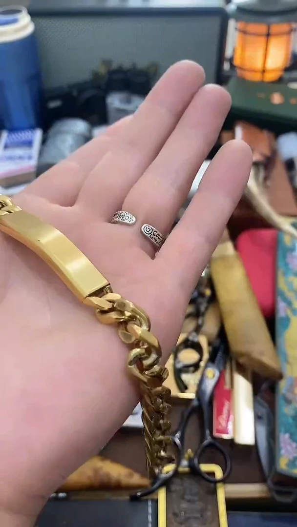 瓷片闪购商品  如图所示