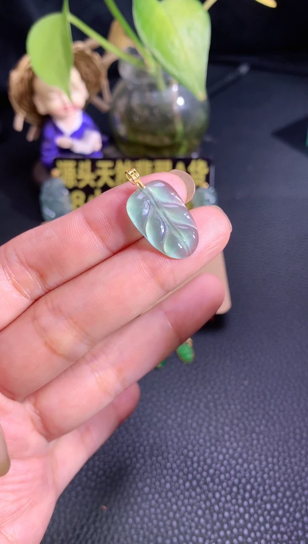 颈饰18K金镶嵌翡翠源头翡翠工厂价