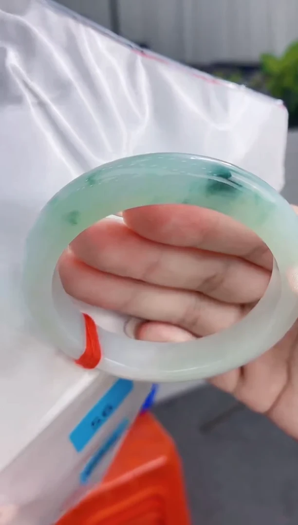 翡翠手镯未镶嵌翡翠手镯