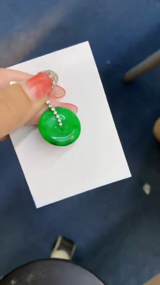 颈饰18K金镶嵌翡翠，1