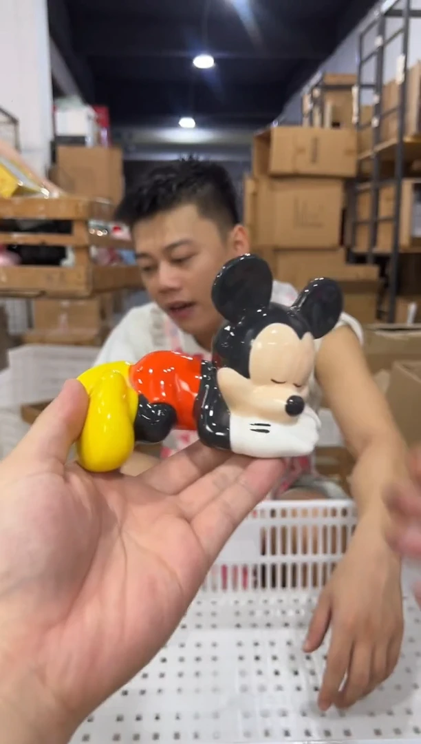 瓷片米奇趴着存钱罐