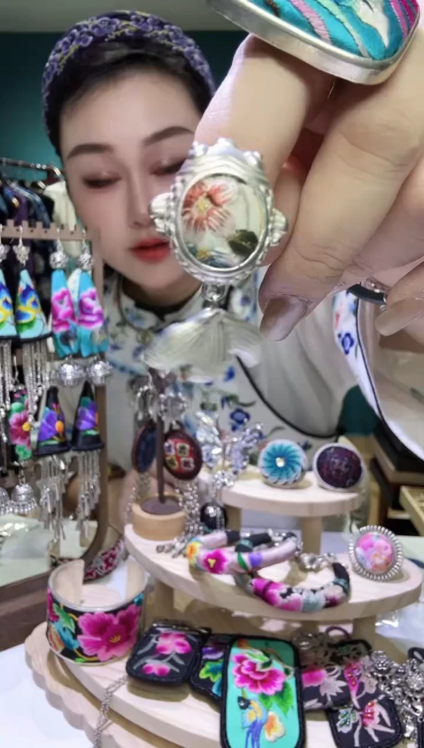 刺绣纯手工苗绣非遗戒指