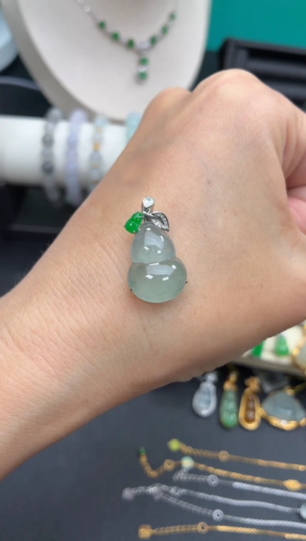 颈饰18K金镶嵌翡翠天然翡翠A货