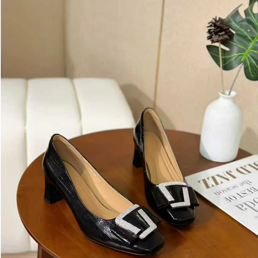 中跟漆皮女鞋时尚纯色方扣尖头春季跟鞋单鞋粗跟气质方头980