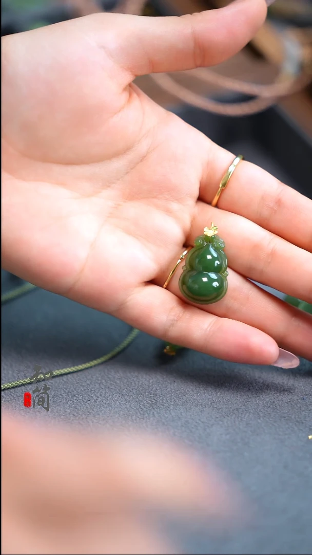 吊坠(赠链)18K金镶嵌和田玉（碧玉）葫芦
