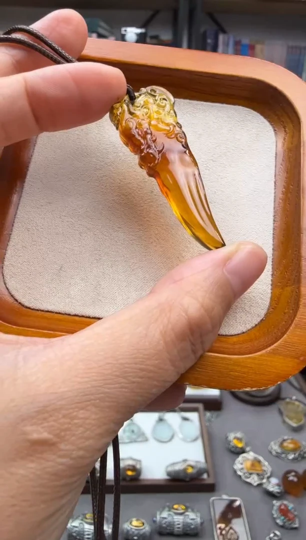琥珀颈饰未镶嵌龙牙吊坠