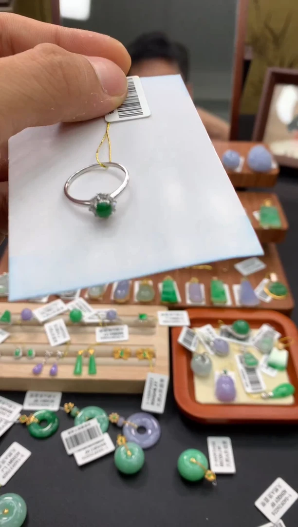 18K金镶嵌戒指翡翠慧戒指